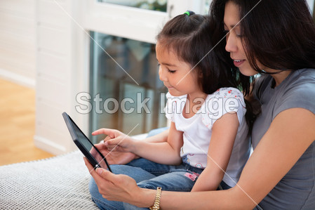 母亲和女儿读电子书图片素材(图片编号:50646