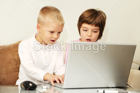 在笔记本电脑上玩游戏的儿童图片素材(图片编