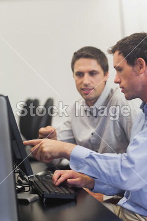 re men talking while sitting in front of computer图
