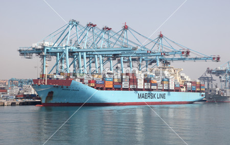 西班牙阿尔梅里亚工业港口的马士基线集装箱船