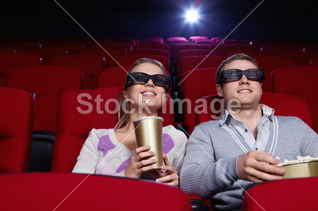 ></p></a>在电影院的夫妇