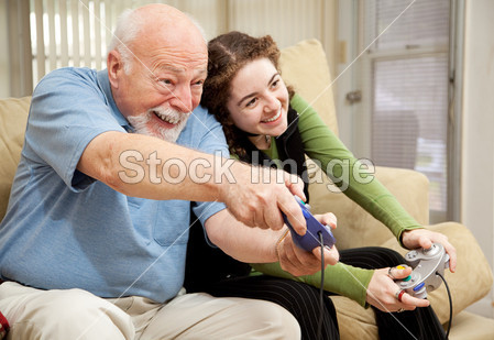 爷爷和青少年玩视频游戏图片素材(图片编号:5