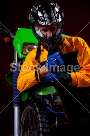 年轻与他发怒的摩托车骑自行车的人图片素材(