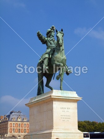 在凡尔赛宫的法国国王路易十四的雕像(图片编