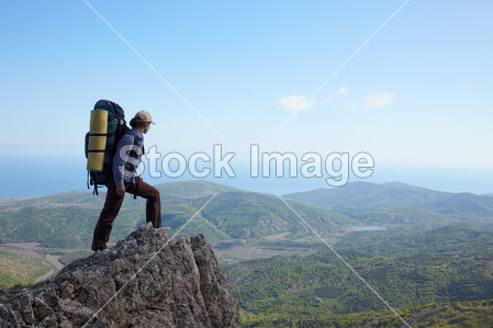 背包客姑娘站在岩石高图片素材(图片编号:506