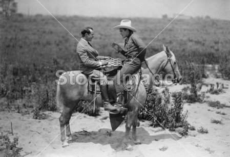 牛仔和商人在马背上玩跳棋图片素材(图片编号