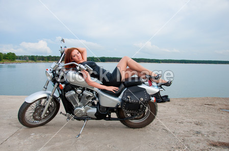 美丽、 性感、 年轻女子在一辆摩托车上图片素