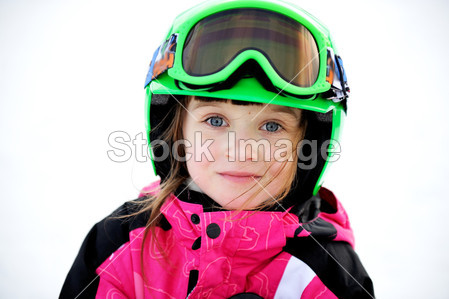 滑雪头盔和护目镜的小儿童女孩图片素材(图片