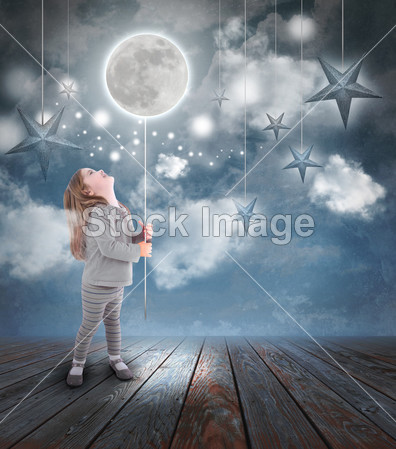 小孩玩着月亮和星星在晚上图片素材(图片编号