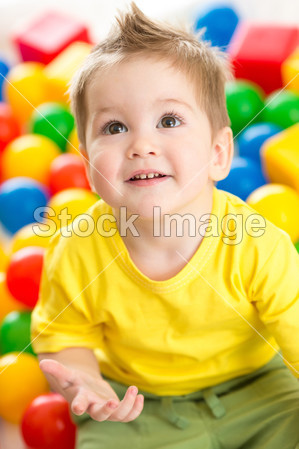 多可爱的孩子或小孩玩彩色球顶视图图片素材(