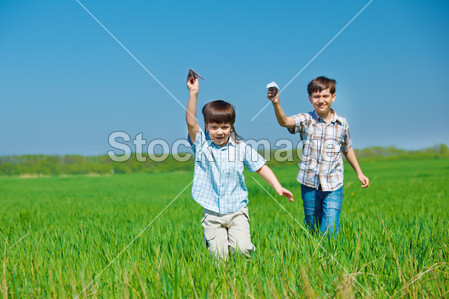 孩子们玩纸飞机图片素材(图片编号:50664683