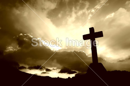 十字架的轮廓细节和天空中的云彩图片素材(图