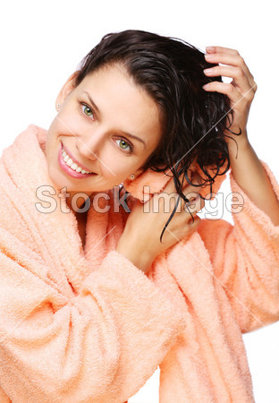 微笑年轻女人干燥<em>头发</em>用毛巾穿上<em>白色</em>的表现力