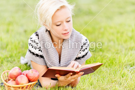 迷人的女孩读的书图片素材(图片编号:5066721