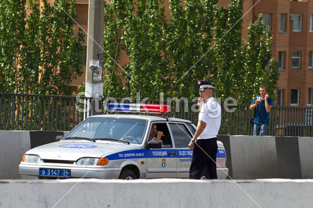交通警察督察在通过伏尔加-顿河运河大桥修复