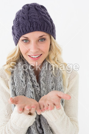 Attractive young woman in warm clothing图片素