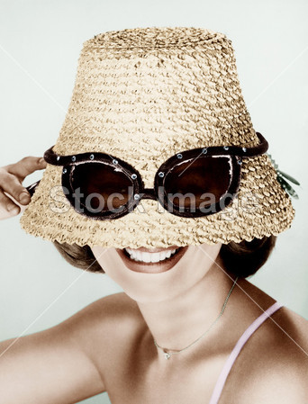 戴顶帽子与假太阳镜的女人图片素材(图片编号