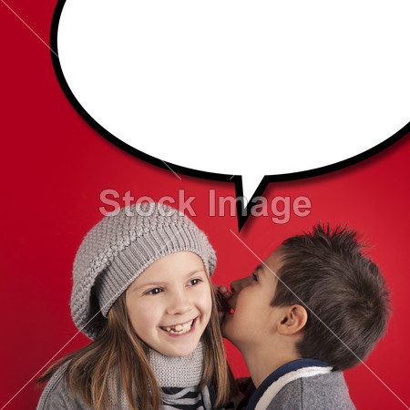 在红色背景与气球的女孩说话的男孩。情人节图