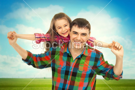 Joyful father with daughter on shoulders图片素材