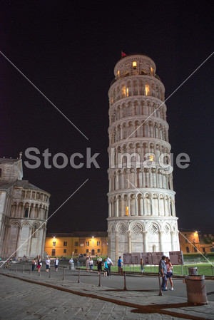 在晚上-意大利比萨斜塔图片素材(图片编号:506