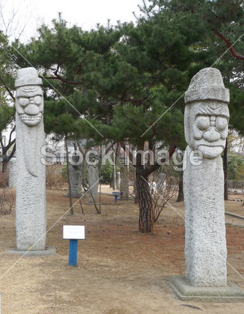原始雕塑附近景福宫宫殿,首尔,韩国图片素材(图