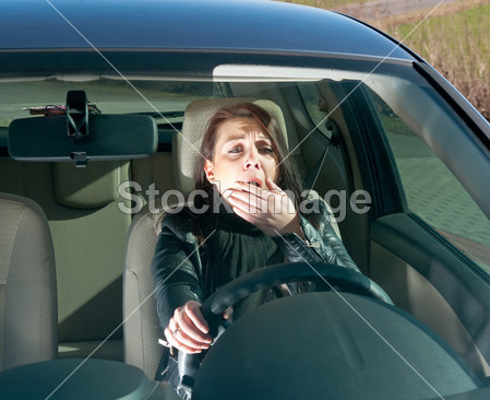 在车里的女人打哈欠图片素材(图片编号:50677