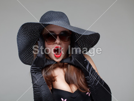 戴着黑色帽子和墨镜的年轻女人图片素材(图片