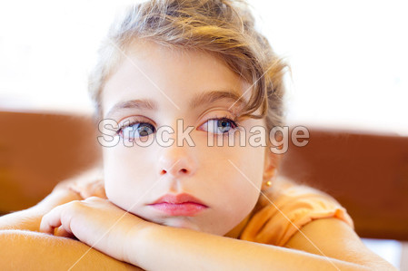 蓝色的眼睛悲伤儿童女孩横渡武器图片素材(图