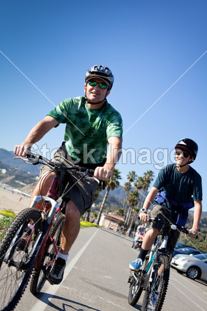 父亲和儿子骑自行车图片素材(图片编号:50678