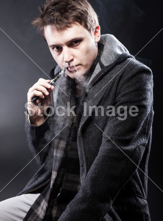男子吸烟电子烟图片素材(图片编号:50679119