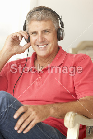 年年年龄男人戴着耳机图片素材(图片编号:506