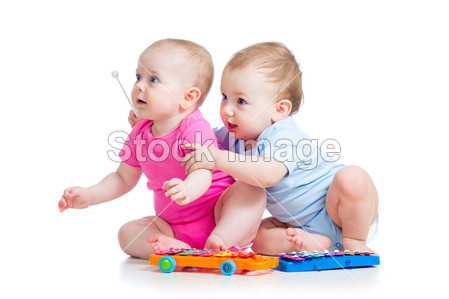 小小儿童的女孩和男孩玩乐器玩具。孤立对惠特