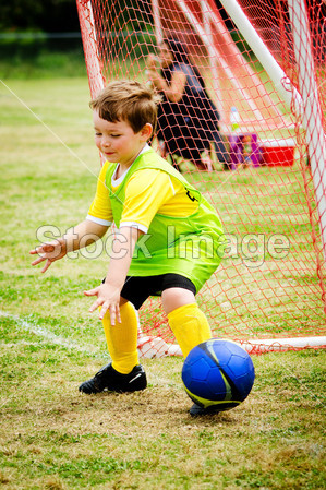年轻的孩子男孩期间组织的同盟游戏踢足球图片