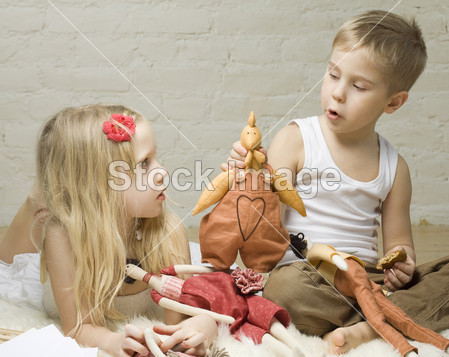 小男孩和女孩玩动物标本图片素材(图片编号:5