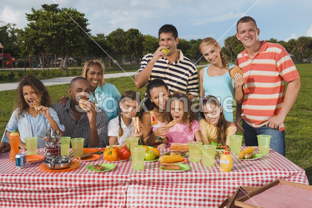 多族裔在餐桌吃饭的朋友图片素材(图片编号:5
