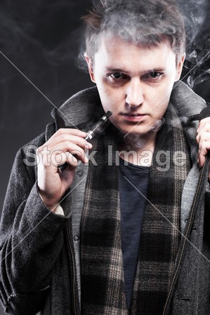 男子吸烟电子烟图片素材(图片编号:50686516
