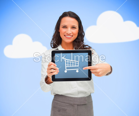 女商人持有显示购物 app sym 一台平板电脑图