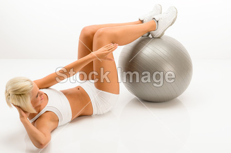 女人在做仰卧起坐健身球白底图片素材(图片编
