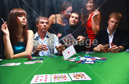 在拉斯维加斯的赌场扑克黑色西装褶皱两张牌的