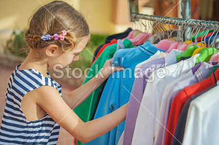 美丽的女孩选择合适的衣服图片素材(图片编号