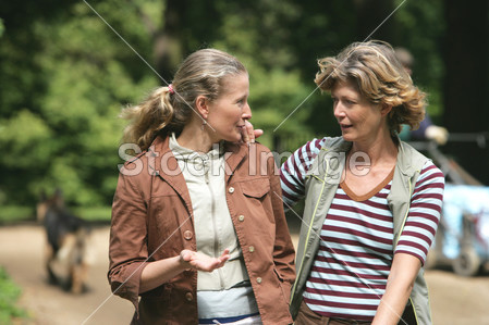 两个女性朋友享受一些同志情谊图片素材(图片
