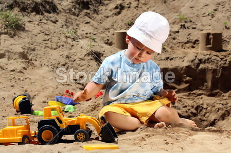 小小儿童玩沙子图片素材(图片编号:50693054