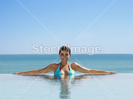 西班牙裔美国人的女人在游泳池图片素材(图片