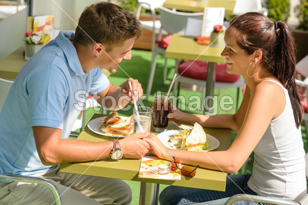 在咖啡馆快乐互相调情手牵手的情侣图片素材(