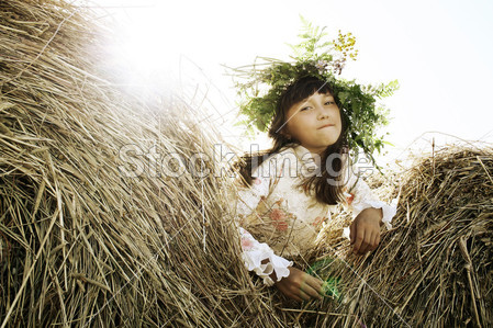 可爱的小女孩在鲜花花圈图片素材(图片编号:5