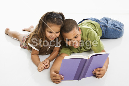男孩和女孩在一起读的书图片素材(图片编号:5
