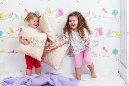 <em>孩子</em>们<em>姐妹</em>在家里的<em>床</em>上玩图片素材(图片编号