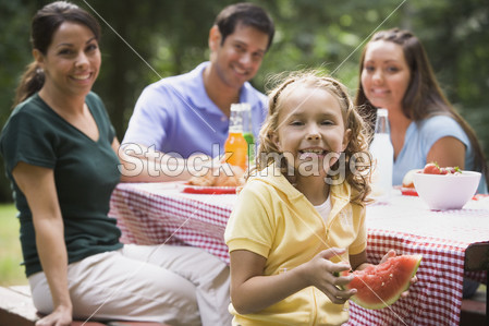 西班牙裔美国人家庭在餐桌吃图片素材(图片编