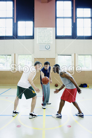 在篮球比赛中跳球图片素材(图片编号:5069573