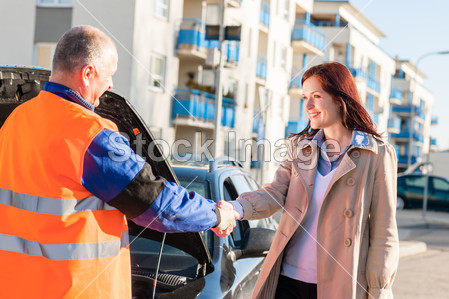 在她的车崩溃后<em>女人</em>问候<em>语</em>技工图片素材(图片